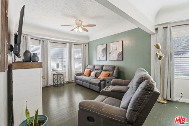 547 N St Louis Street, Los Angeles CA: https://media.crmls.org/mediaz/5e149cae-c9df-48ba-afa1-802fdbc77de9.jpg