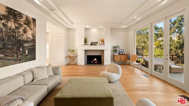 282 Bentley Circle, Los Angeles CA: https://media.crmls.org/mediaz/5e14aeeb-2900-4c96-92a4-2167b68994e0.jpg