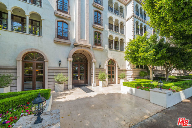 9249 Burton Way, Beverly Hills CA: https://media.crmls.org/mediaz/5e14c333-c0f1-4b32-87e4-86876fcd974b.jpg