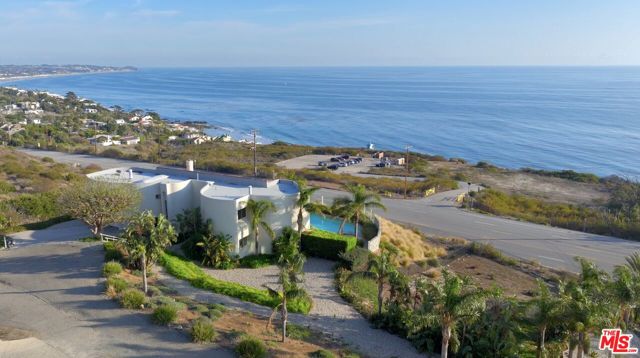 32215 Pacific Coast Highway, Malibu CA: https://media.crmls.org/mediaz/5e155d56-c5ea-46c7-9f8d-ba4f36ed4ebf.jpg