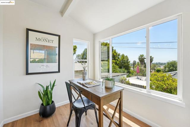 10601 Sheldon St, Oakland CA: https://media.crmls.org/mediaz/5e15cc8b-6a1b-4abb-99fb-44568b2e89d2.jpg