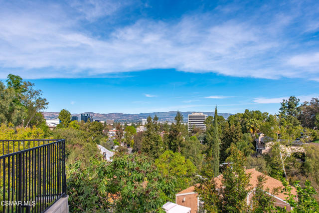 5076 Escobedo Drive, Woodland Hills CA: https://media.crmls.org/mediaz/5e162a6d-39f5-4904-8080-70ae8b00411f.jpg