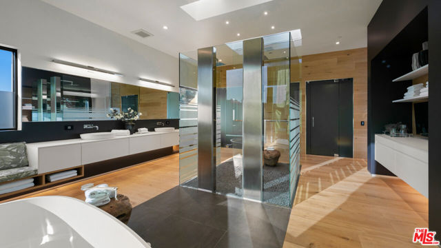 2341 Gloaming Way, Beverly Hills CA: https://media.crmls.org/mediaz/5e16d8d3-9b5f-42e7-9105-474e400b23a8.jpg