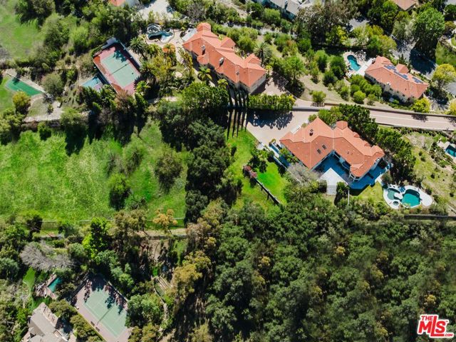 5192 Parkway Calabasas, Calabasas CA: https://media.crmls.org/mediaz/5e170e91-bdbc-430e-9153-55ec3e2c5404.jpg