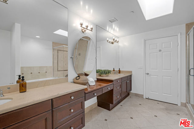 143 N Arnaz Drive, Beverly Hills CA: https://media.crmls.org/mediaz/5e172242-3896-400b-923d-81cf3944ef7f.jpg