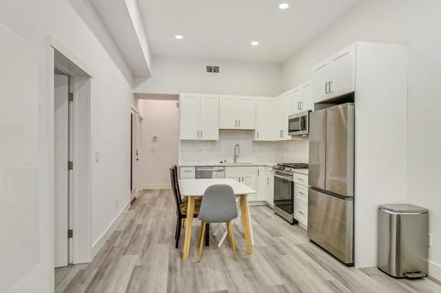 811 Oak Street, San Francisco CA: https://media.crmls.org/mediaz/5e17ab65-ffd7-410a-a93d-a9c6a0fc0482.jpg