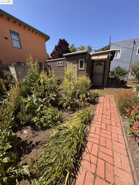 1047 59th Street, Oakland CA: https://media.crmls.org/mediaz/5e180a2f-3542-4079-9aba-c8ba105c7271.jpg
