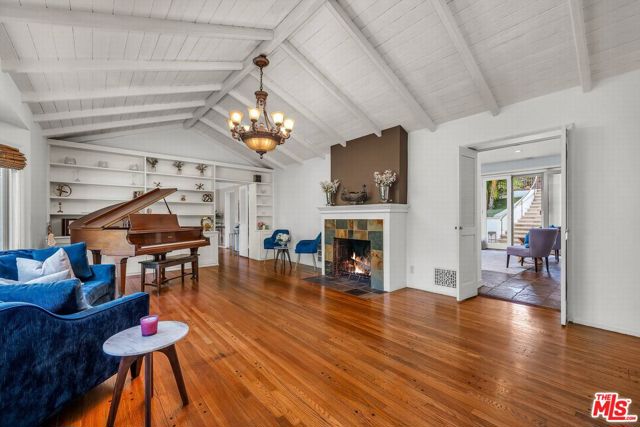 10321 Rochester Avenue, Los Angeles CA: https://media.crmls.org/mediaz/5e1893e4-7a34-459c-a113-2d82558c1d58.jpg