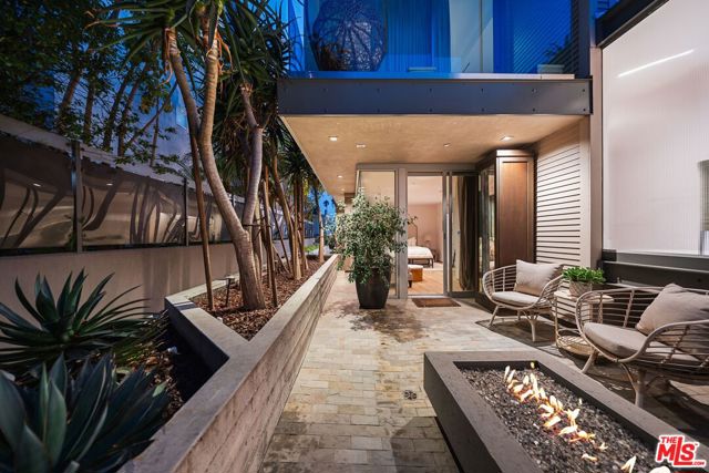 1012 2nd Street, Santa Monica CA: https://media.crmls.org/mediaz/5e18af13-5be0-4b10-b0c2-0d7e9dd00d9e.jpg