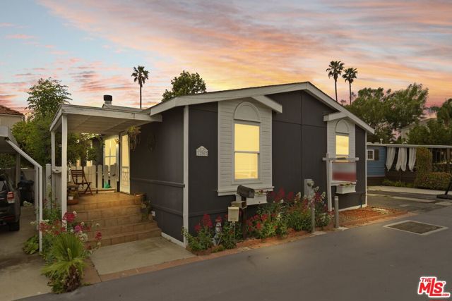 196 Cherokee, Topanga CA: https://media.crmls.org/mediaz/5e18fc08-0984-4c13-9036-8ea04dc6c6a5.jpg