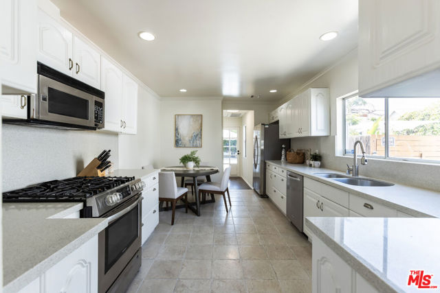 719 N Gardner Street, Los Angeles CA: https://media.crmls.org/mediaz/5e191f14-bbb4-4ebc-a481-53d6170a104f.jpg