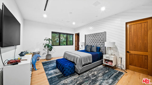 18762 Wells Drive, Tarzana CA: https://media.crmls.org/mediaz/5e1961e1-f853-43b6-8884-5c82bbea8f7f.jpg