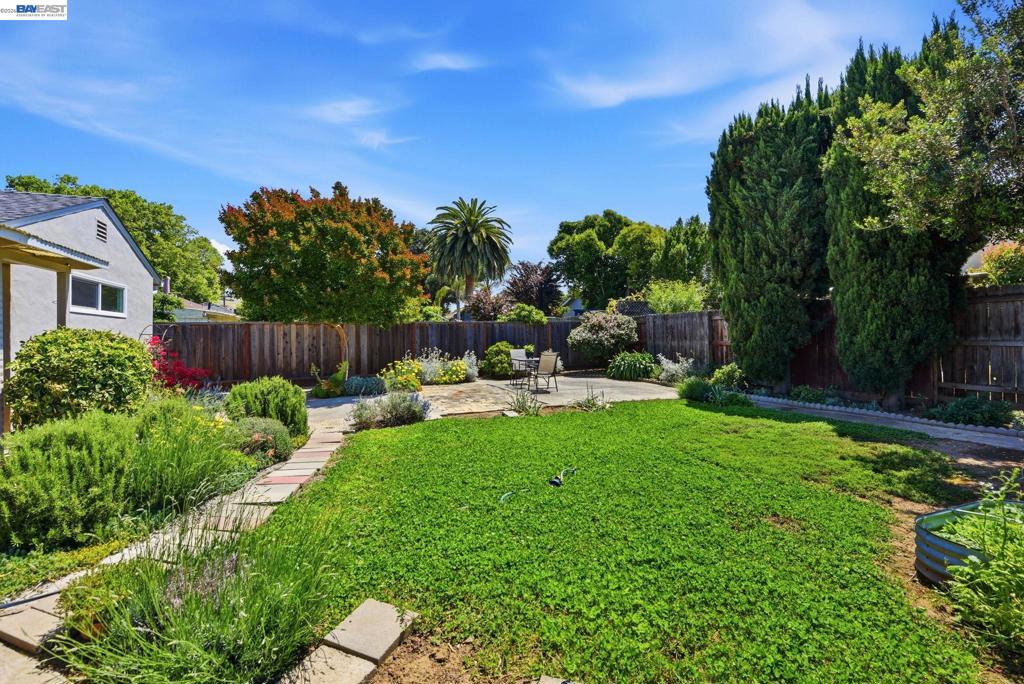 https://media.crmls.org/mediaz/5e19eb44-ae8b-4d2e-9d3c-647dcca862c3.jpg?preset=X-Large