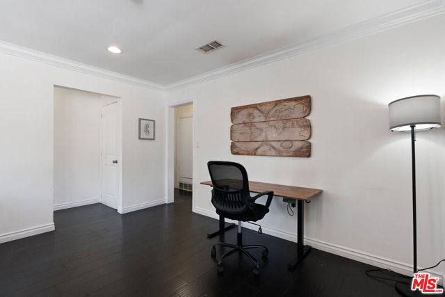 328 E Plymouth Street, Inglewood CA: https://media.crmls.org/mediaz/5e1ab32a-05ec-410d-8bb5-26876bb2109b.jpg