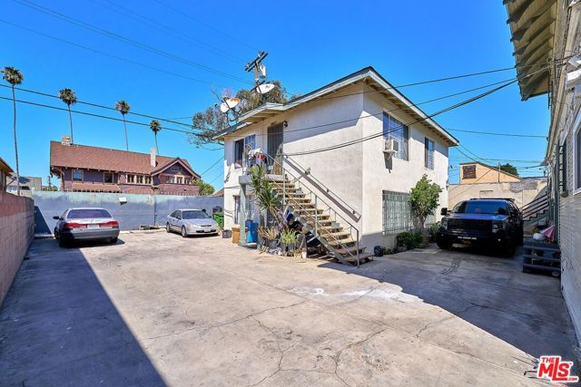 2619 Raymond Avenue, Los Angeles CA: https://media.crmls.org/mediaz/5e1af9b2-bc2a-45f3-9367-f84799b20956.jpg