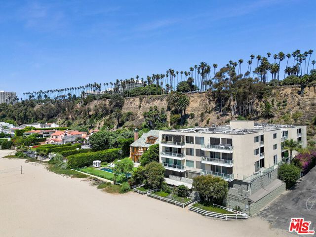 723 Palisades Beach Road, Santa Monica CA: https://media.crmls.org/mediaz/5e1b3cd9-06a4-4c1b-9e26-62f75977a8df.jpg