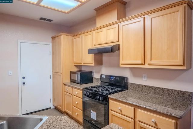 7519 Georgica Way, Sacramento CA: https://media.crmls.org/mediaz/5e1be480-4f96-447a-a01d-d918d711489b.jpg