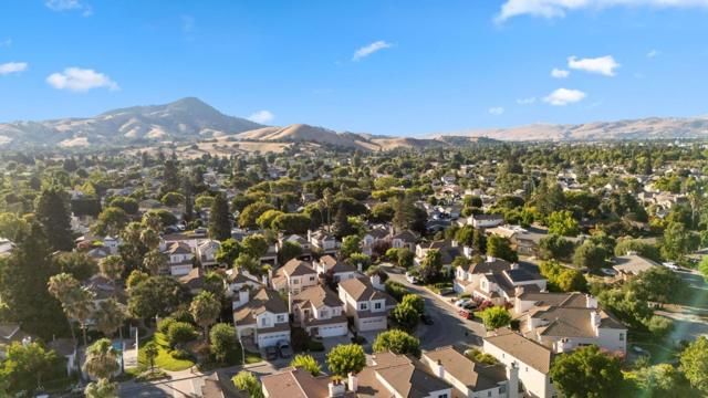 483 Via Sorrento, Morgan Hill CA: https://media.crmls.org/mediaz/5e1c9ca2-9ee4-4d83-bd89-5ceecb964f72.jpg