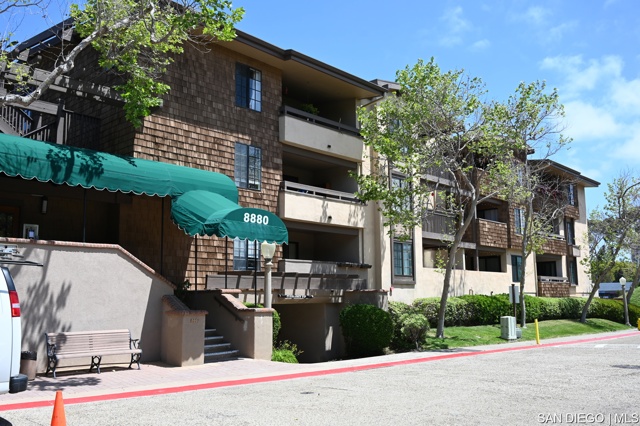 8880 Villa La Jolla DR, La Jolla CA: https://media.crmls.org/mediaz/5e1cb110-6c97-4c5a-97cb-9e7aca2d6768.jpg