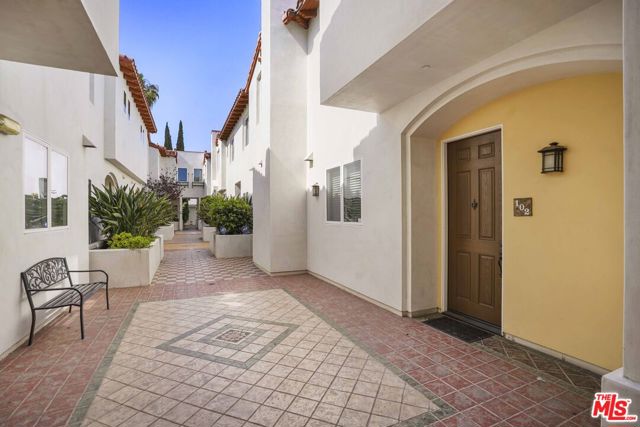 4541 Colfax Avenue, Studio City CA: https://media.crmls.org/mediaz/5e1d14a6-b2a6-4d2c-a012-ba5f1be4bfa5.jpg