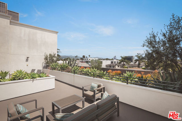 118 N Kings Road, Los Angeles CA: https://media.crmls.org/mediaz/5e1d448a-7e63-4da9-b3d0-d6435bbfa653.jpg