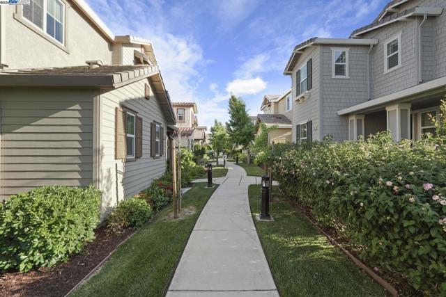 1025 S Fowler Ln, Mountain House CA: https://media.crmls.org/mediaz/5e1d9e03-b449-479b-9f51-e608857ea508.jpg