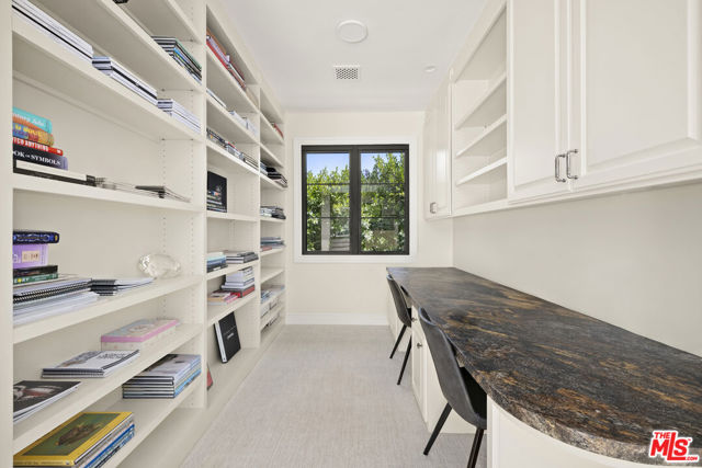 2325 Duxbury Circle, Los Angeles CA: https://media.crmls.org/mediaz/5e1df3d2-f466-4d29-81a3-fc70c9e24d90.jpg