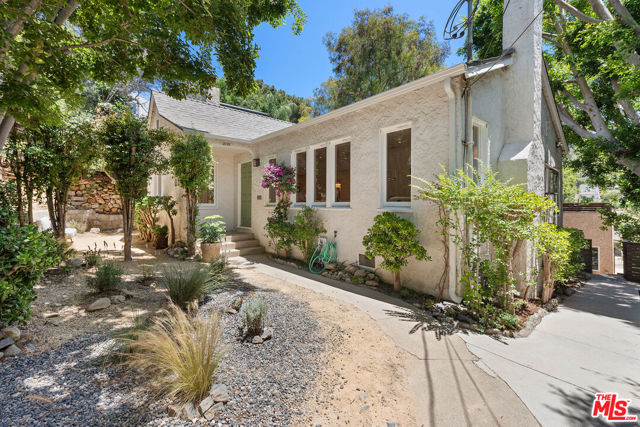 2116 Princeton Avenue, Los Angeles CA: https://media.crmls.org/mediaz/5e1e1022-1295-440a-88d0-5482bdc1662b.jpg