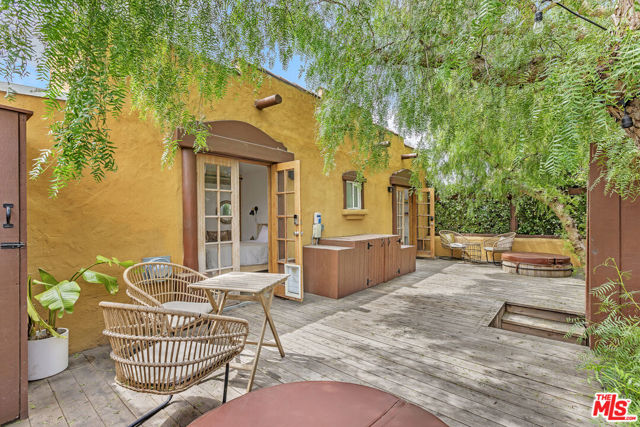 718 Vernon Avenue, Venice CA: https://media.crmls.org/mediaz/5e1fc2aa-89ae-4b0a-bbb1-87867abf1e34.jpg