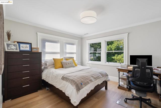 946 Alma Pl, Oakland CA: https://media.crmls.org/mediaz/5e20318e-193e-4812-b3a4-51eb8b1f7910.jpg