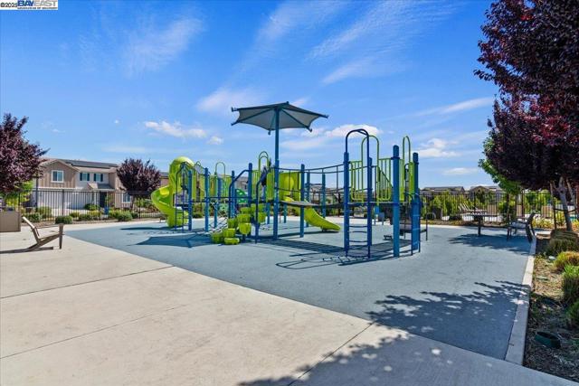 5352 Guenoc Valley Ln, Antioch CA: https://media.crmls.org/mediaz/5e20423d-e4a7-4789-a69c-32f5ed5824ac.jpg