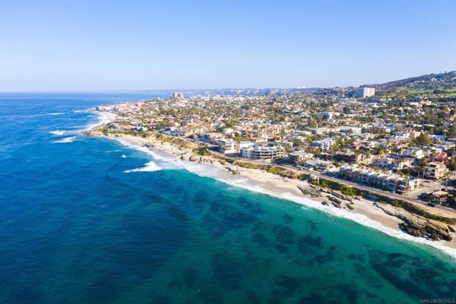 6411 Dowling Dr, La Jolla CA: https://media.crmls.org/mediaz/5e20c0db-ee12-43f0-b523-6bf74a7625c0.jpg