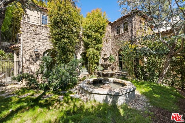 3300 N Knoll Drive, Los Angeles CA: https://media.crmls.org/mediaz/5e20cade-ec11-4be6-95ac-6e2e4481a33c.jpg