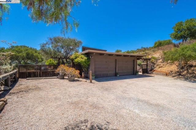 15335 Via Los Tulares, Carmel Valley CA: https://media.crmls.org/mediaz/5e21b072-ef0d-49b2-9b6c-b35ad37bf92e.jpg