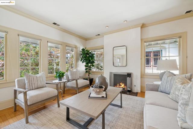 408 Euclid Ave, Oakland CA: https://media.crmls.org/mediaz/5e21f5ea-5bd7-4566-9380-c18773ab76ae.jpg