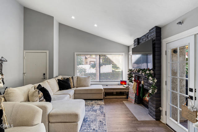 Detail Gallery Image 5 of 23 For 1103 Catlin St #B,  Simi Valley,  CA 93065 - 2 Beds | 2 Baths