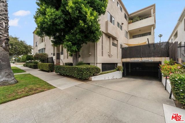 1101 Lincoln Boulevard, Santa Monica CA: https://media.crmls.org/mediaz/5e230059-5410-4ec0-af17-5ed2fc7d3d73.jpg