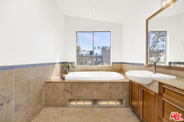2336 Boone Avenue, Venice CA: https://media.crmls.org/mediaz/5e230803-2dad-4ee6-8c30-6e41ffd14f2c.jpg