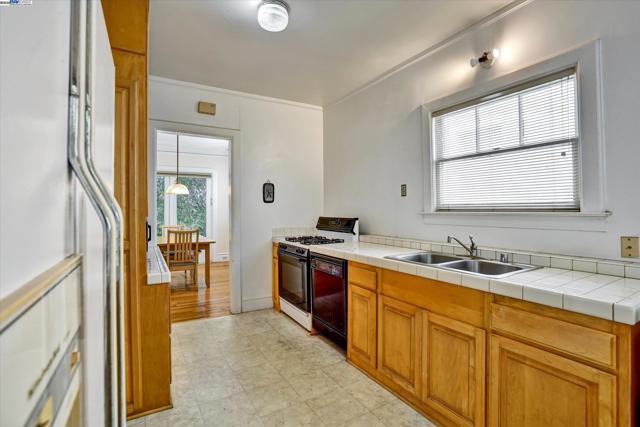 5378 Broadway, Oakland CA: https://media.crmls.org/mediaz/5e239ea1-7b5c-4194-a2ed-116052b85745.jpg