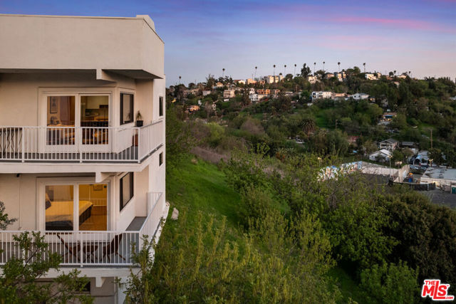 3750 Roberta Street, Los Angeles CA: https://media.crmls.org/mediaz/5e23a0ef-0523-4d20-bfd8-bb59422ce2e1.jpg