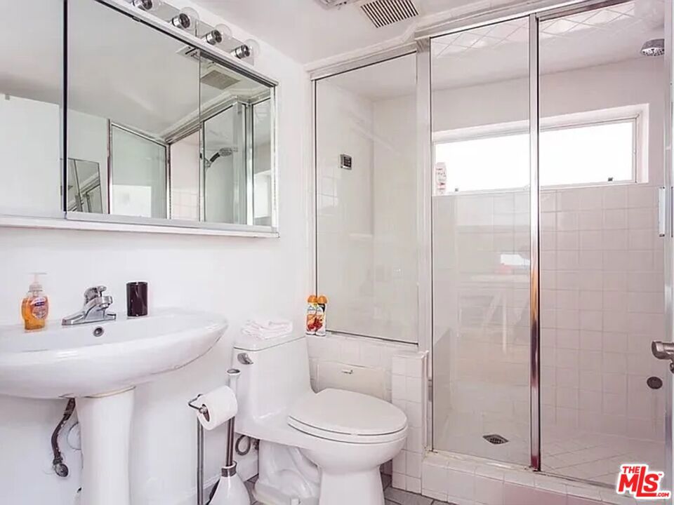 https://media.crmls.org/mediaz/5e253a1c-3ce0-4b36-975e-23a9dd3a0d2b.jpg?preset=X-Large