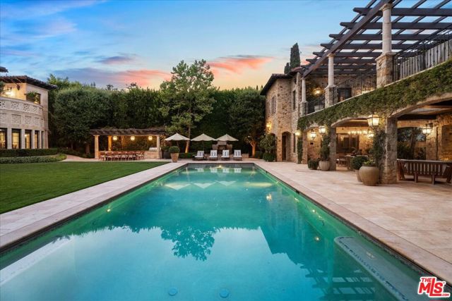 804 N Elm Drive, Beverly Hills CA: https://media.crmls.org/mediaz/5e258899-4a03-4bc0-9c07-8e2c05e2a6e1.jpg