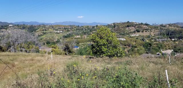 3240 Via Del Cielo, Fallbrook CA: https://media.crmls.org/mediaz/5e2597c0-a3b7-4994-ae3f-f25659e777f3.jpg