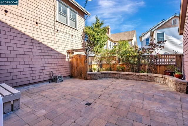 2036 Serra Ln, Hercules CA: https://media.crmls.org/mediaz/5e25e7b0-a302-411f-b712-2b1a8aa4d949.jpg