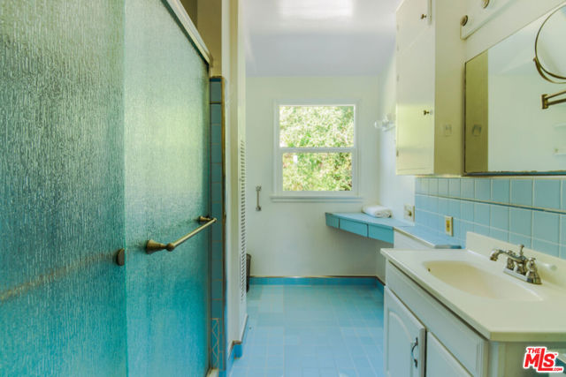 7917 Woodrow Wilson Drive, Los Angeles CA: https://media.crmls.org/mediaz/5e25fbce-c8d1-4785-97af-1505fcac61be.jpg