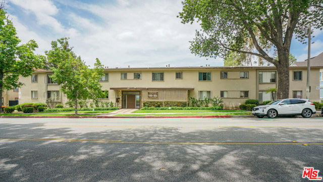 275 S Marengo Avenue, Pasadena CA: https://media.crmls.org/mediaz/5e2639c1-6eeb-4720-b2a2-938ee78550d7.jpg