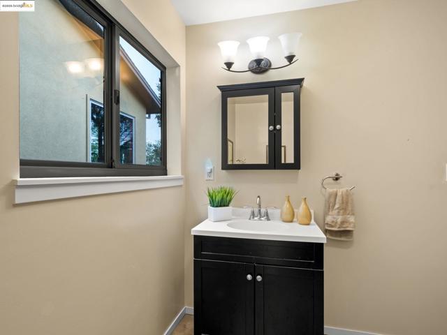 6866 Thornhill Dr, Oakland CA: https://media.crmls.org/mediaz/5e2657ce-f427-4f04-8e51-73c59f808c3a.jpg