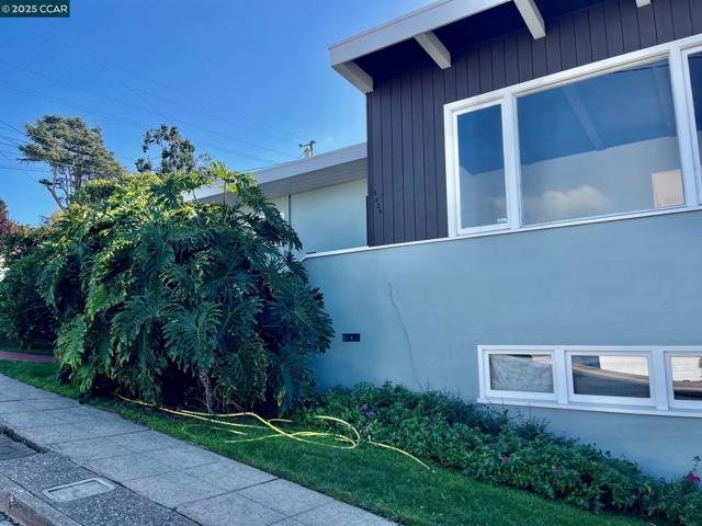 3530 Clinton Ave, Richmond CA: https://media.crmls.org/mediaz/5e265e37-92c8-452c-b10c-3e19e148d15f.jpg