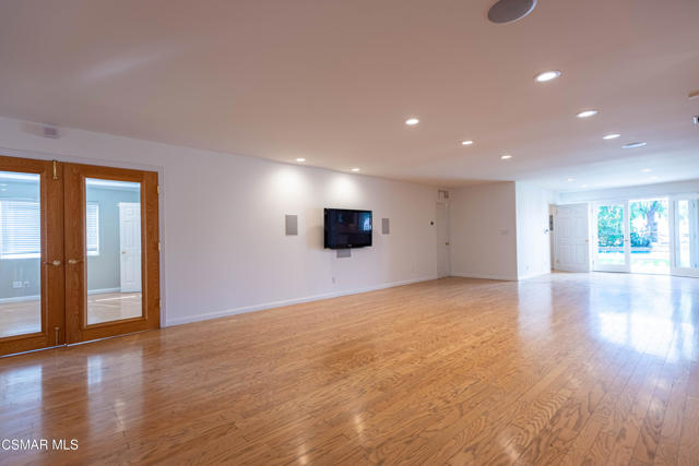 4539 Mammoth Avenue, Sherman Oaks CA: https://media.crmls.org/mediaz/5e2674ba-2838-4481-8f09-944dddcc98e8.jpg