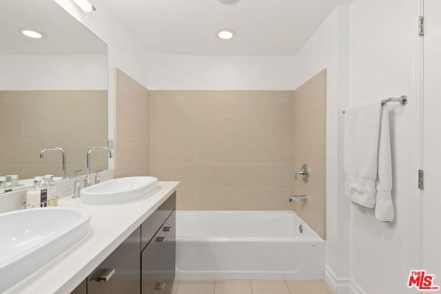 1248 Laurel Avenue, West Hollywood, California 90046, 3 Bedrooms Bedrooms, ,2 BathroomsBathrooms,Condominium,For Sale,Laurel,24395181